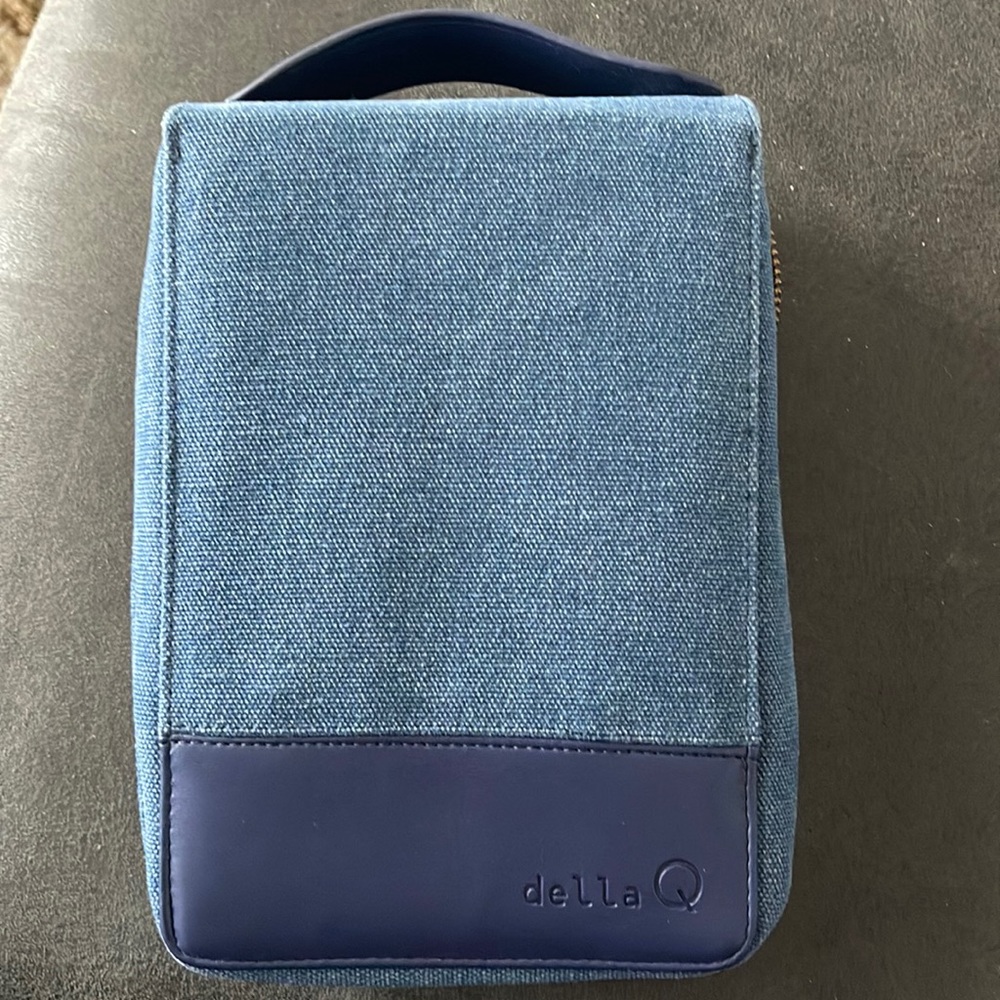 Like new Della Q circular knitting needle case